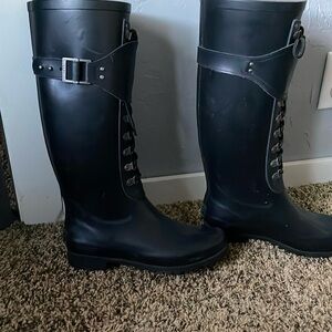 Size 8 black ugg leather boot